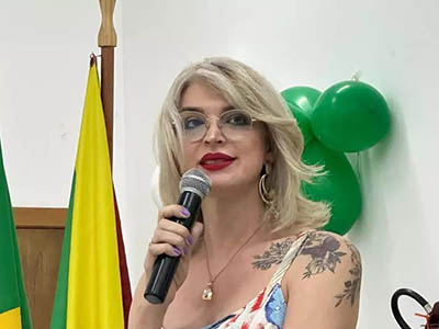 Professora trans já foi vítima de montagem pornográfica e vetada em escola 